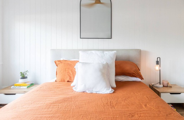 5 minute walk to creeks, beaches and family friendly restaurants!