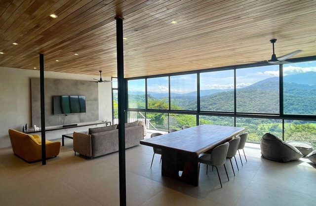 5 minutes from Crocodile Bridge Ideal family home.