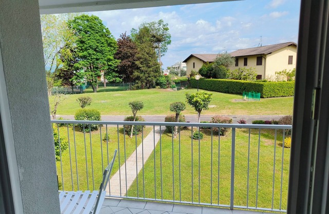 5 minutes from the lake house with garden in residence with swimming pool