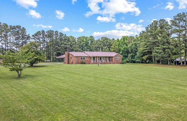 5 minutes from Center Hill Lake! Fire-pit, Level Parking, 4 Bedrooms!
