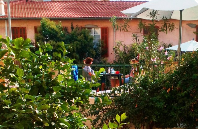 5 minutes from Port Vauban. Glamorgan Crew House in the Heart of Antibes