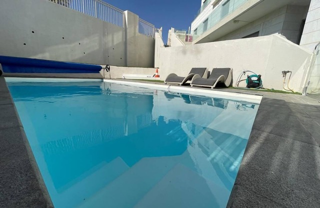 5 minutes to the Red Sea! Great house with heated swimming pool