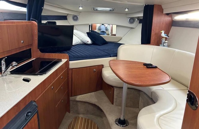 5 minutes to YVR, 30 minutes to downtown. Stay cozy on a boat!