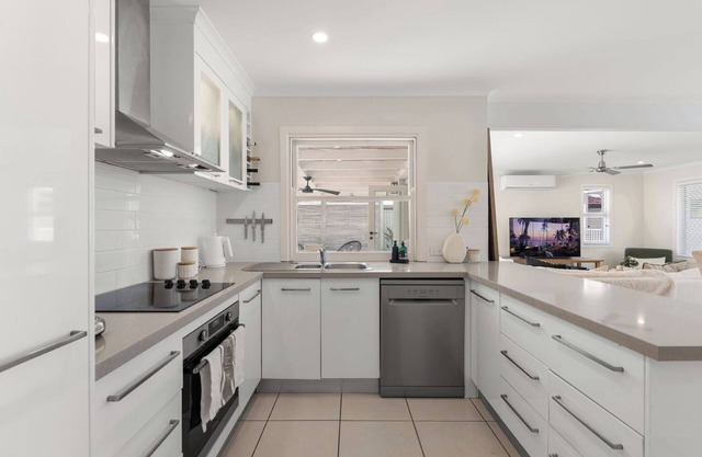 5 minutes walk to pacific fair/beach-3 bedrooms with 3 ensuites, suit 10 people