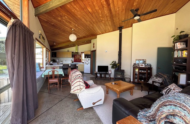 5 minutes walk to the beach and Lost Spring. Nicely located to all amenities.