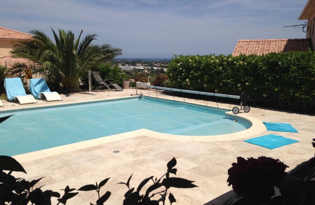 5 mn from the beach, whole villa with swimming pool, sea view