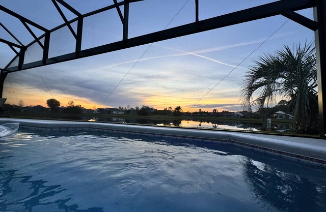 5 STAR Lakefront Pool Home, Great Fishing! FREE POOL HEAT, GAS GRILL & WIFI!