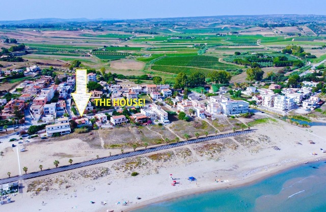 50 metres from Blue Flag Portopalo beach, patio w/beach view