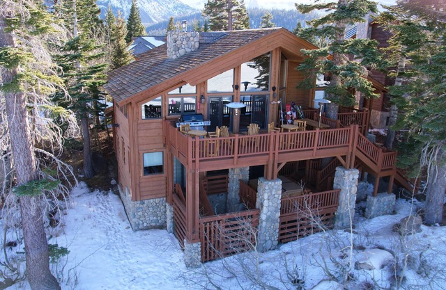 5000 Sq Ft Custom, Detached Ski-in, Ski-Out Private Home Directly on the Slope!