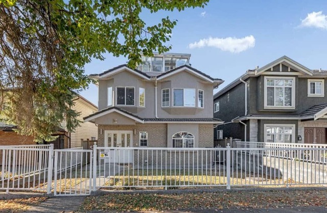 5023 Moss St.-Betty-L-17% · Central & Spacious Vancouver 3-Br Home