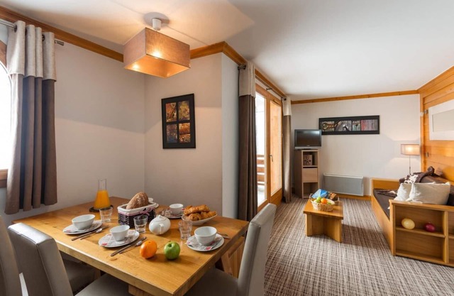 50m from ski slopes, swimming pool, sauna, hammam, terrace, balcony, tv, ski locker, 41-49m²