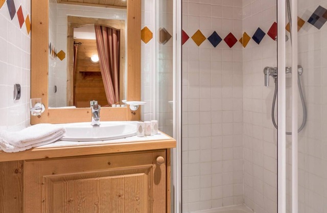 50m from ski slopes, 3rd floor, view mountain, fitness, swimming pool, sauna, hammam, balcony, tv