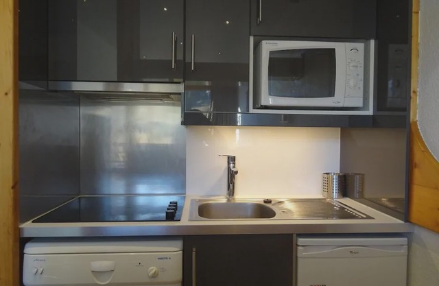50m from resort center, 16th floor, view ski slopes, balcony, fireplace or stove, tv, 29m², Les Arcs
