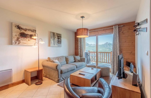 50m from ski slopes, 3rd floor, view valley, swimming pool, balcony, parking, tv, ski locker, 70m²