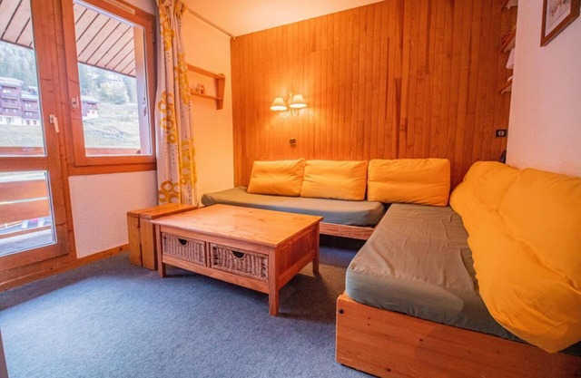 50m from ski slopes, 3rd floor, view ski slopes, balcony, tv, ski locker, 27m², Valmorel