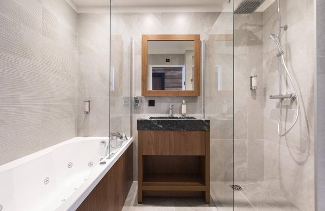 50m from ski slopes, fitness, swimming pool, sauna, hammam, balcony, tv, ski locker, 45m², Val Cenis