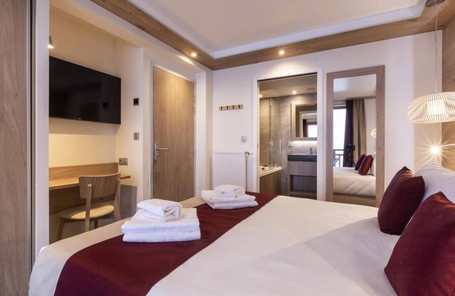 50m from ski slopes, fitness, swimming pool, sauna, hammam, balcony, fireplace or stove, tv