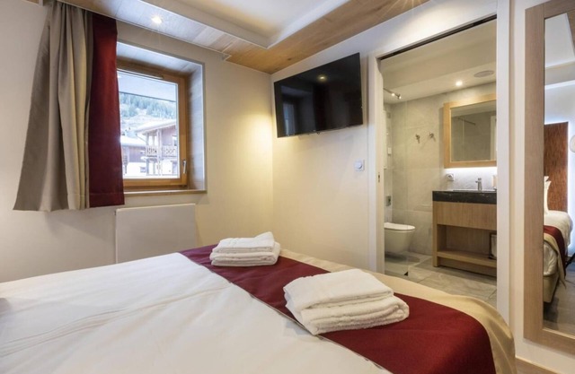 50m from ski slopes, fitness, swimming pool, sauna, hammam, balcony, fireplace or stove, tv