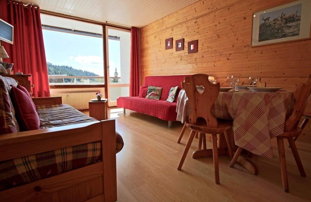 50m from ski slopes, 1st floor, balcony, tv, ski locker, 29m², Chamrousse