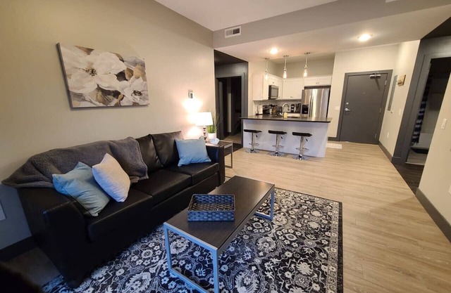 520 Neil, Luxury 2 Bedroom