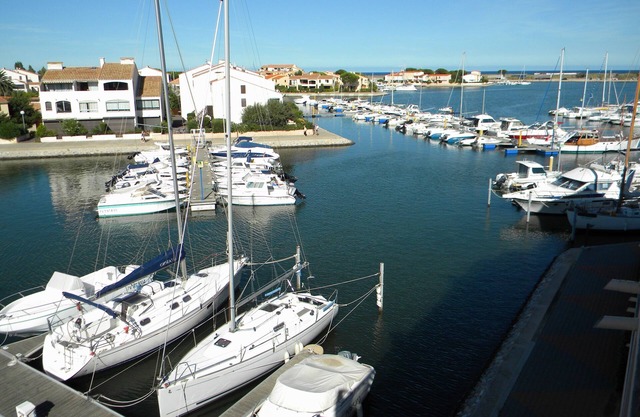 54m² apartment rental with view of boats, shaded and sunny St Cyprien