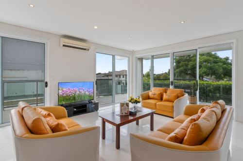 5Beds Luxu Home with Pool and AC Conveniently Located