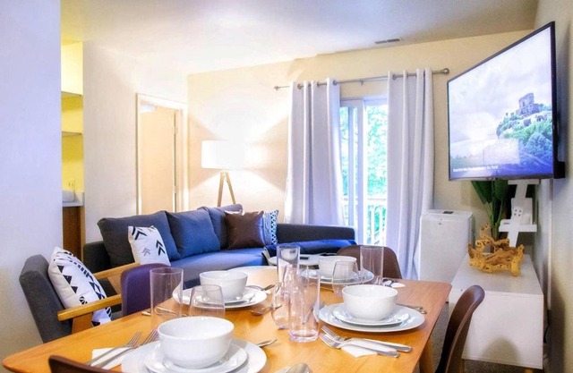 5BR/2.5BA Entire Duplex, Easy Walk to Downtown A2