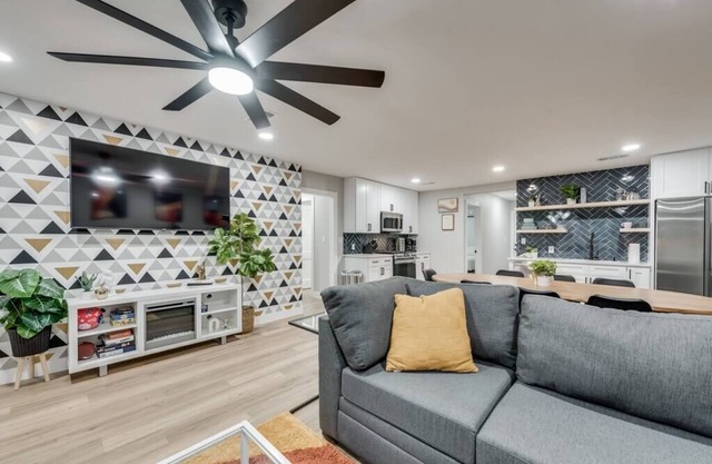 5BR/3BA walking distance to UNT with covered patio