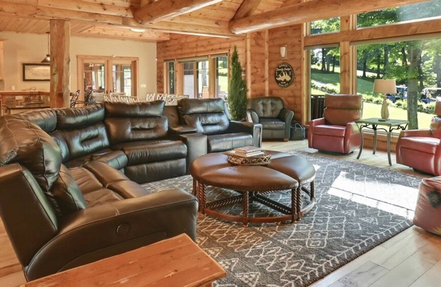 5BR Luxurious Ski In/Ski Out Lodge | Private Hot Tub | Gated Community