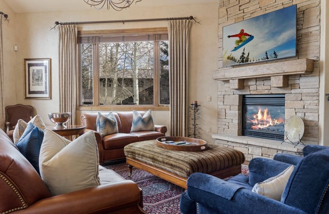 5BR Mountain Retreat w/Private Hot tub, Fire Pit, on Arrowhead Skier Shuttle