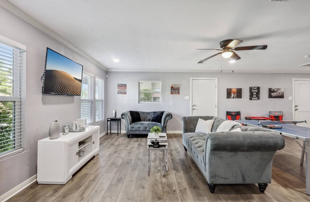5BR w/Gameroom & 1K WiFi - Med Ctr, Downtown, NRG - Sleeps 15