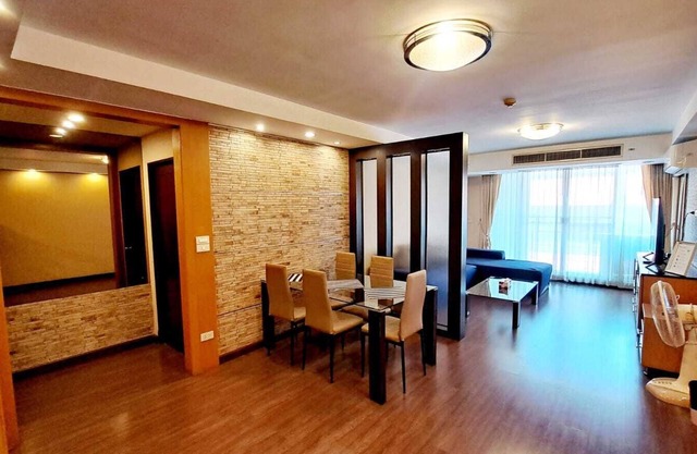 5C - 2 Bedroom Downtown Apartment with shared Pool