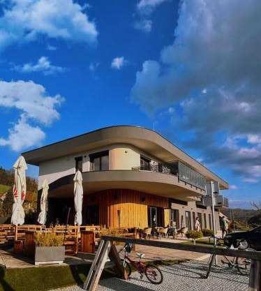 5KA Family Apartments Waterbeds, Café, Playground & Nature near Ljubljana, 4 min from A2