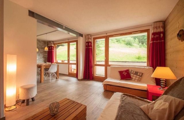 5m from ski slopes, 7th floor, view mountain, balcony, tv, ski locker, 57m², Valmorel