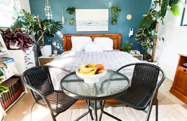 5min walk to BeachnBed & Breakfast Self Contained Studio with Bath, Pets welcome
