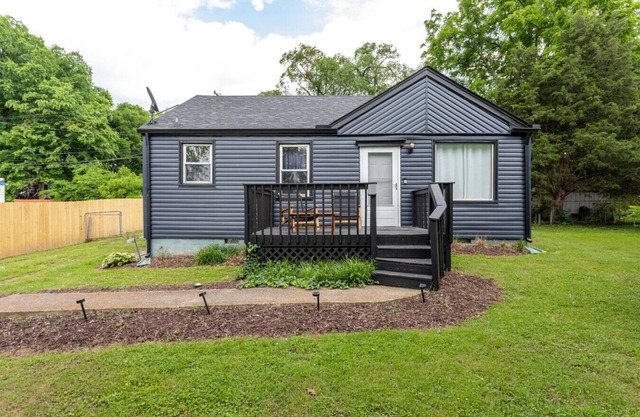 5Mins to Airport*Pet Friendly*Fire pit*Fenced Yard