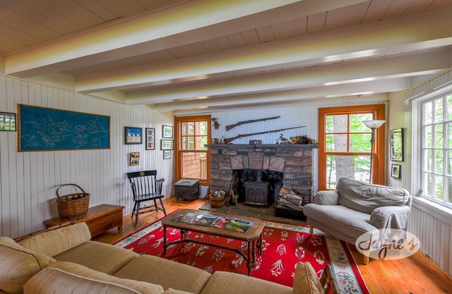 6 bdrm, 5 bath, Old Muskoka, Rare sandy walk in! 800' frontage! Lake Joe!