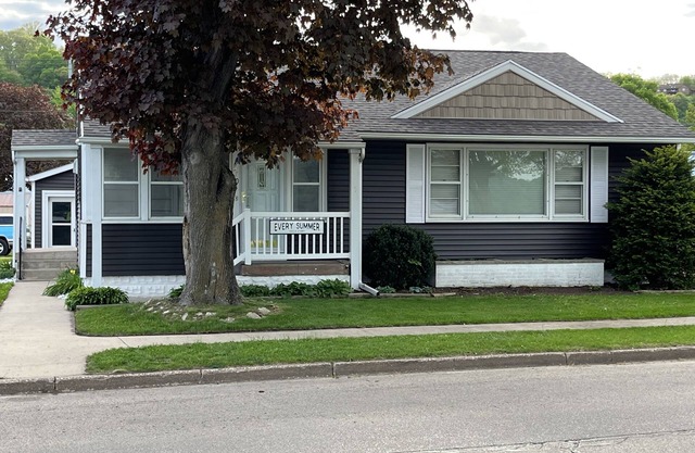 6 bed, 2 bath house in Guttenberg Iowa on The Mississippi River, Sleeps 12