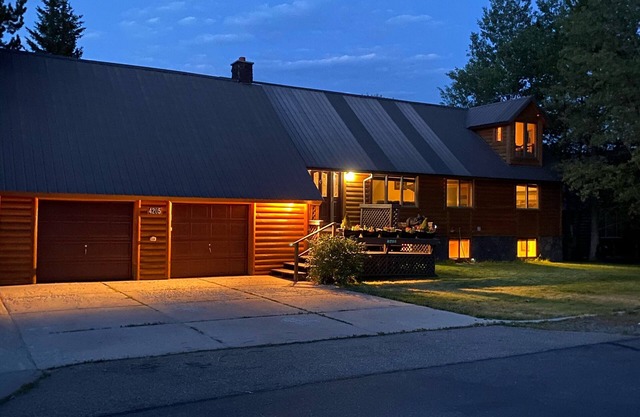 6 bedroom 2.5 bath right in the center of Island park Village.