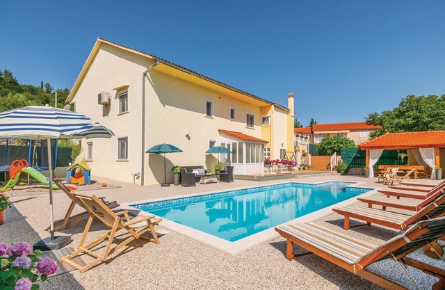 6 bedroom accommodation in Zmijavci