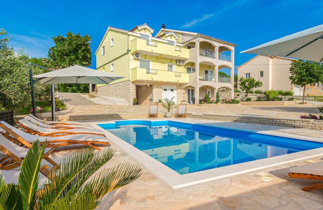6 bedroom accommodation in Lisicic