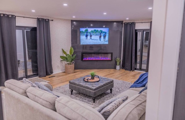6-Bedroom Modern Escape in Horseshoe-Pool+Hot tub