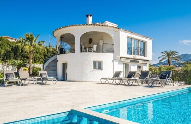 6 Bedroom Villa minutes from Moraira Beach. Heated swimming pool, sea view