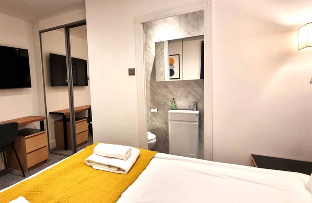6 Bedrooms (Double/Twin), 4 Bathrooms + Parking