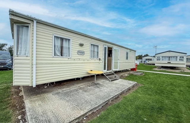 6 berth caravan for hire at St Osyths Holiday Park in Essex ref 28099GC