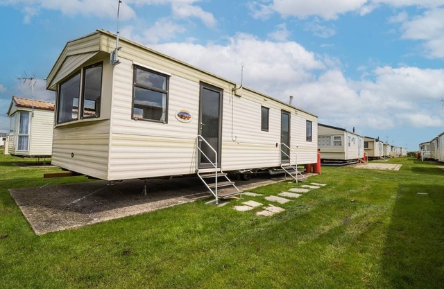 6 berth caravan for hire with free WiFi at St Osyths Holiday Park ref 28012FV