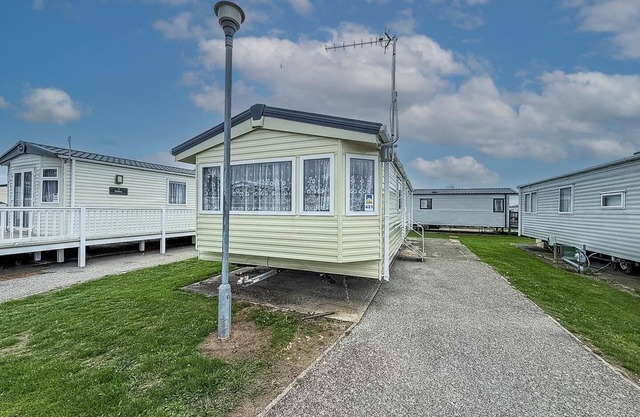6 berth caravan for hire at Seawick Holiday Park by the beach ref 27431SW