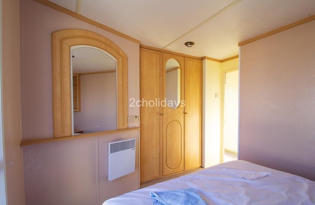 6 berth caravan hire for at St Osyth Beach Holiday Park in Essex ref 28021D