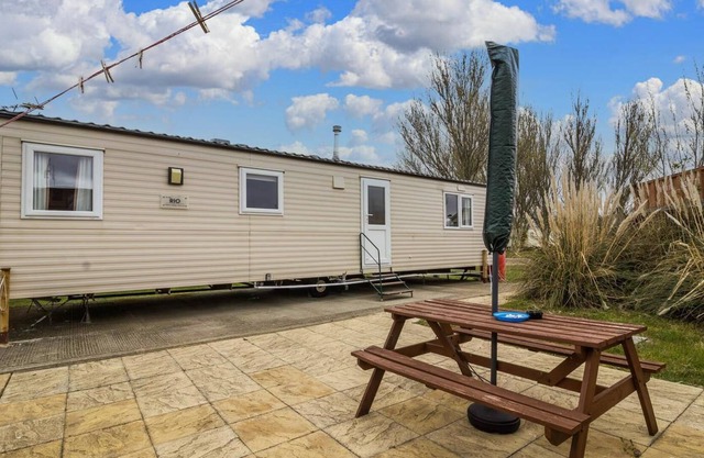 6 berth dog friendly caravan for hire at Martello Beach Holiday Park ref 29096a