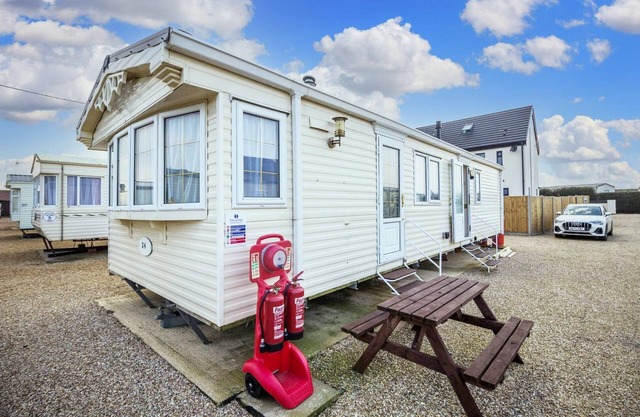 6 berth pet friendly caravan in Hunstanton by the beach ref 13001L